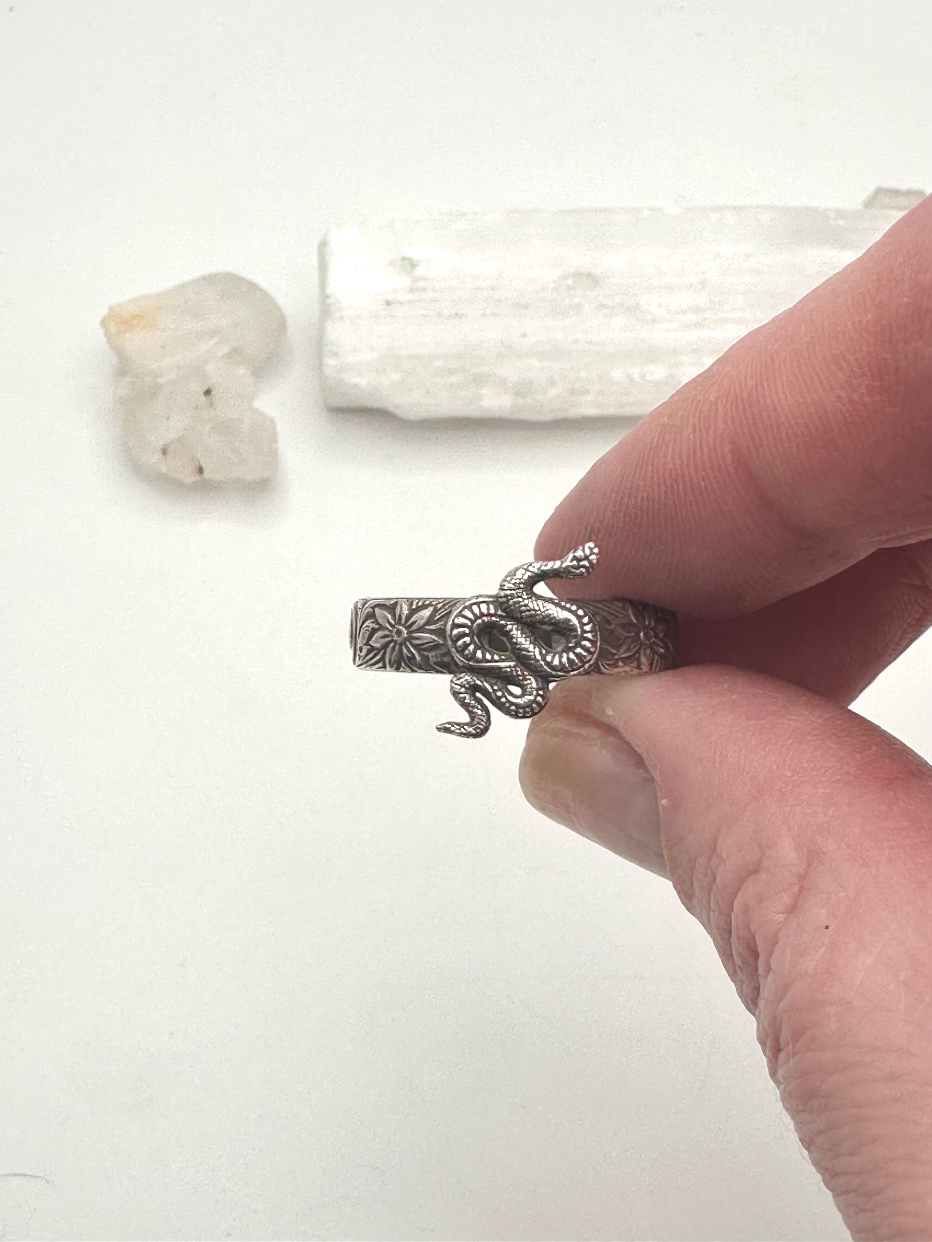 Thick floral snake ring
