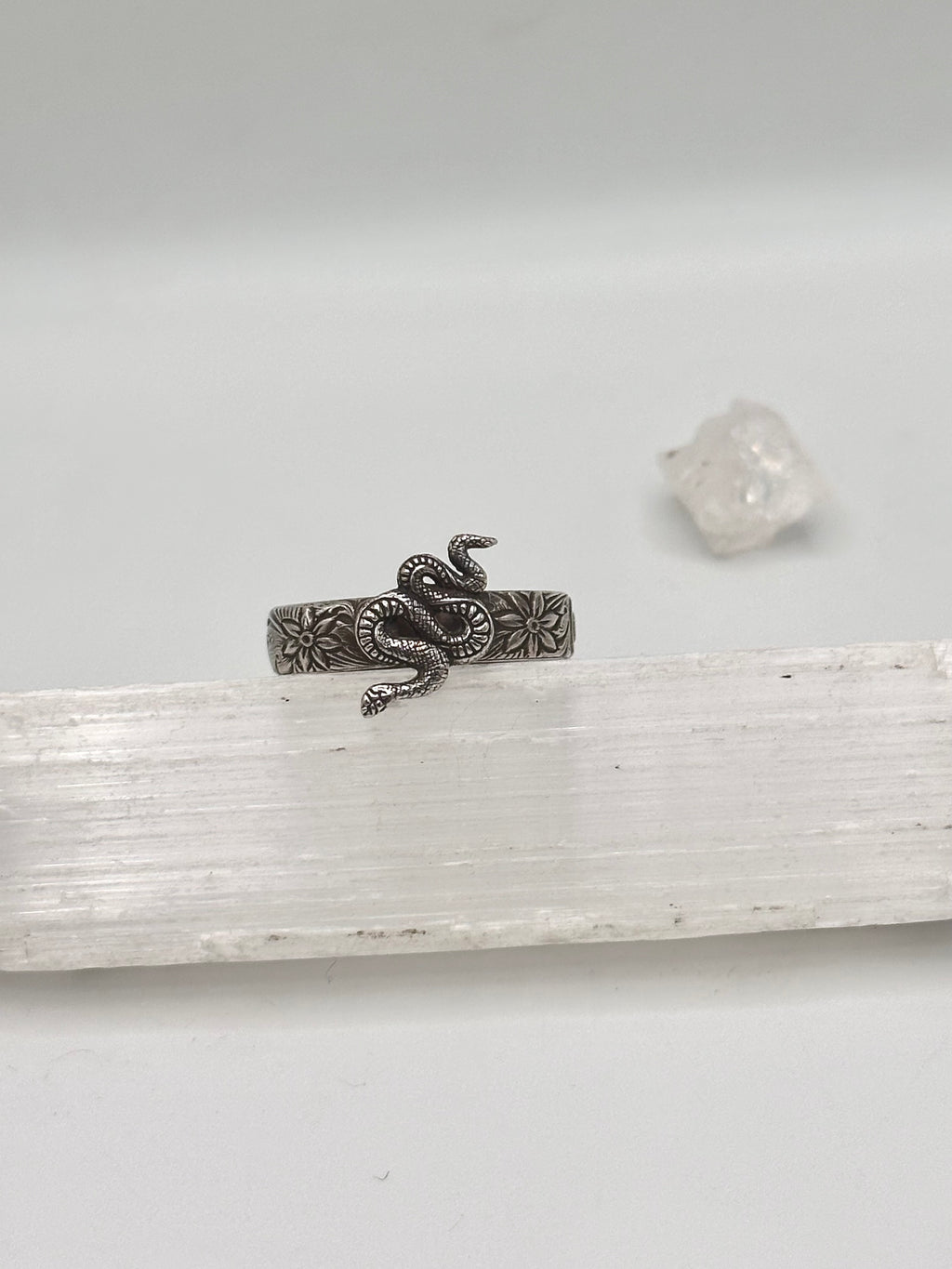 Thick floral snake ring
