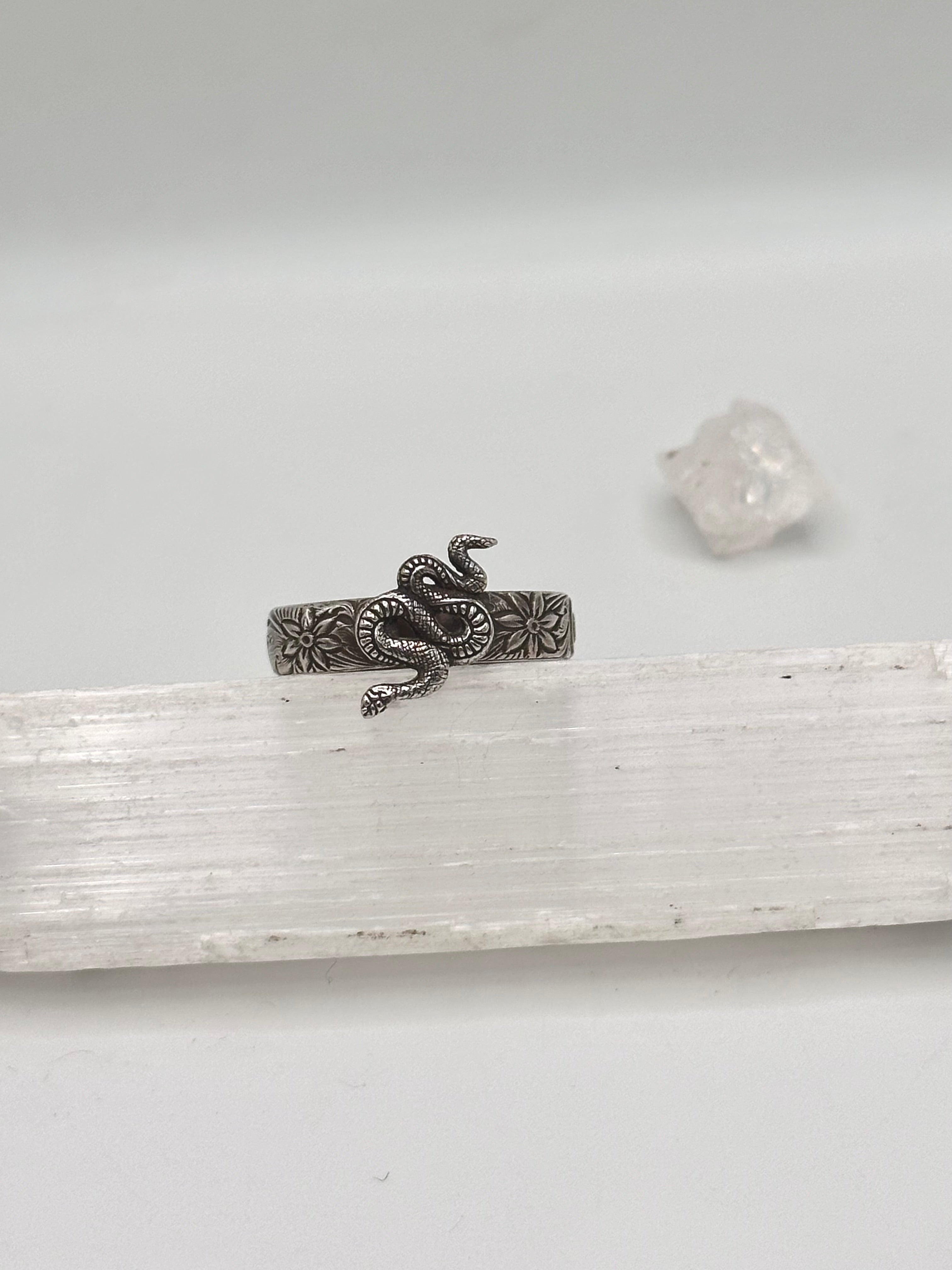 Thick floral snake ring
