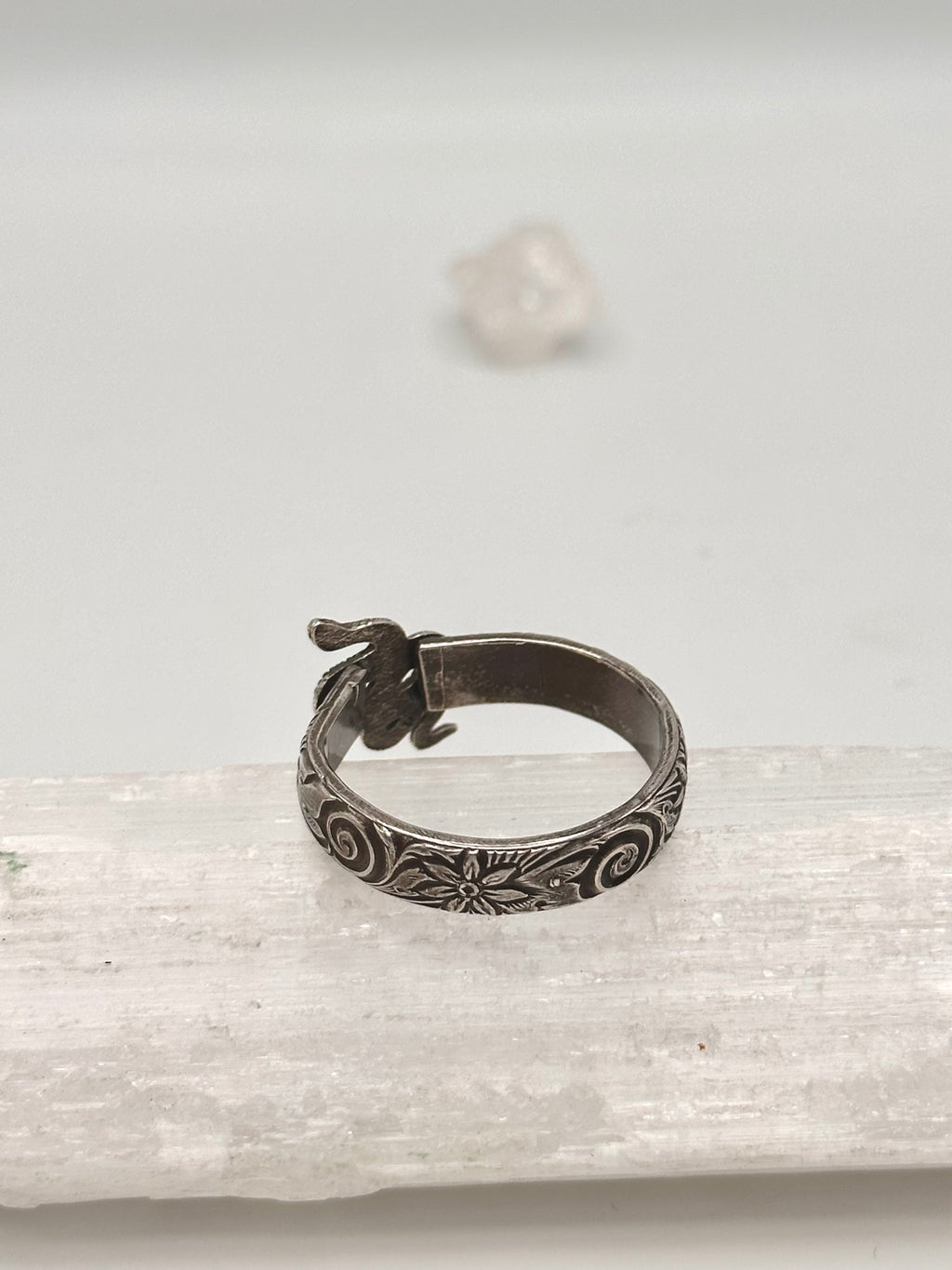 Thick floral snake ring