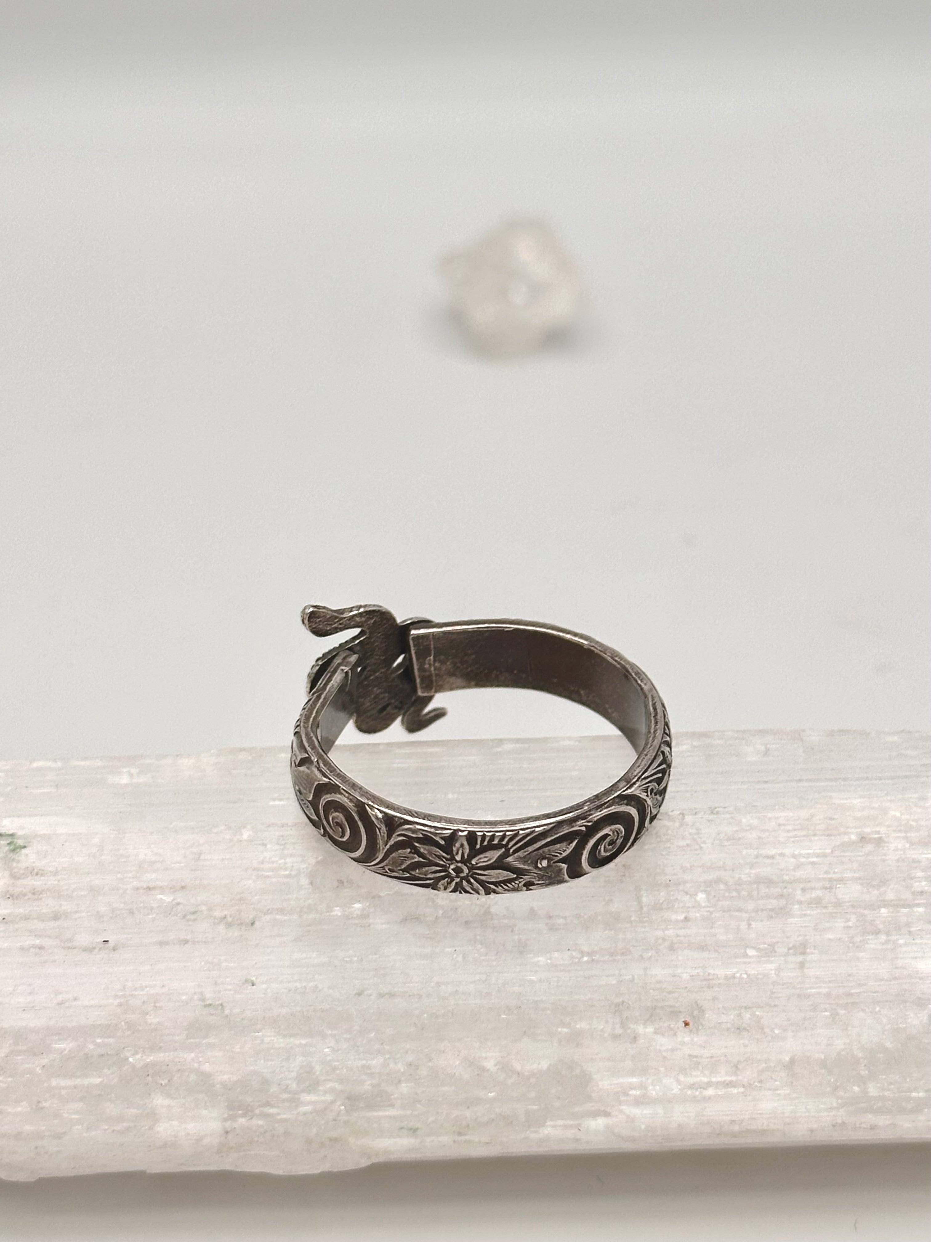 Thick floral snake ring